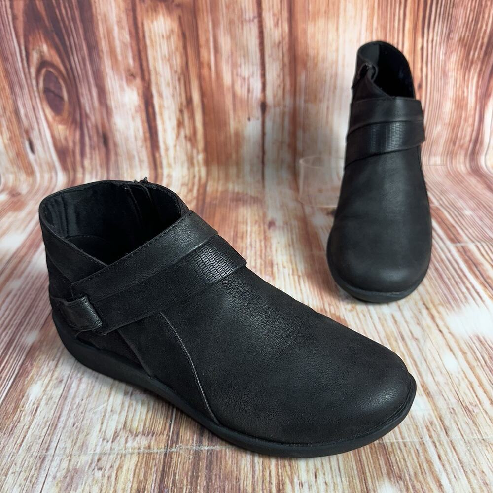 Clarks Cloudsteppers SILLIAN RANI Size 7.5 Wide Black Suede Ankle Boot Shoes Zip